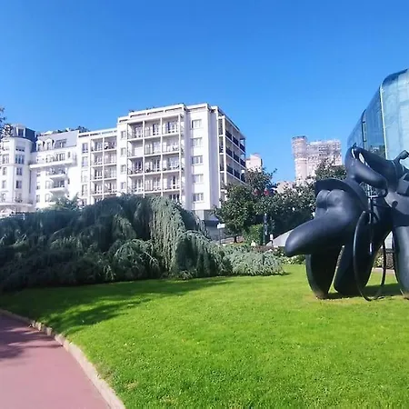 De Charme Avec Jardin Apartment Puteaux